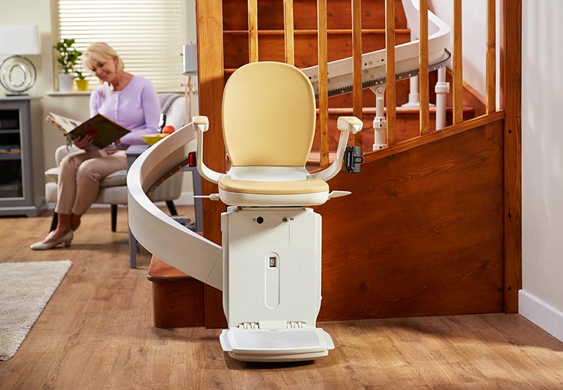 Acorn 180 Kurventreppenlift mit modularer Schiene an einer Innentreppe